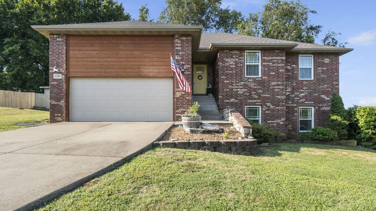 1208 W Ridgecrest St  