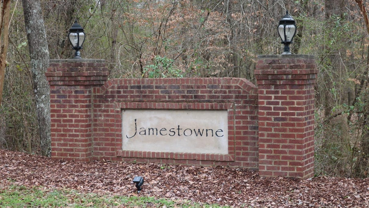 7521 COLONIAL Trce Cir  