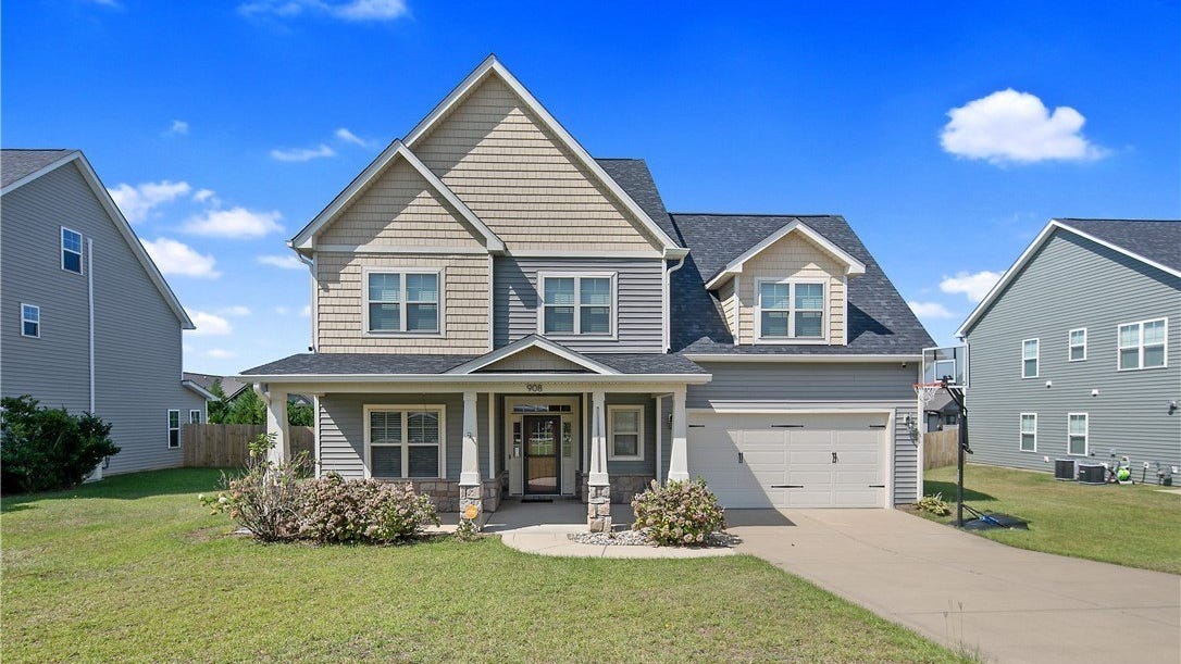 908 Ronald Reagan Dr  