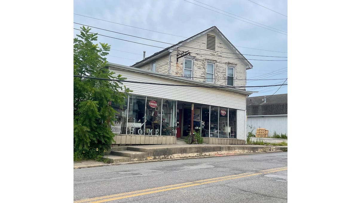 135 W Commercial Ave  