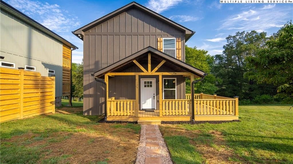 175 Whitethorne Ln  