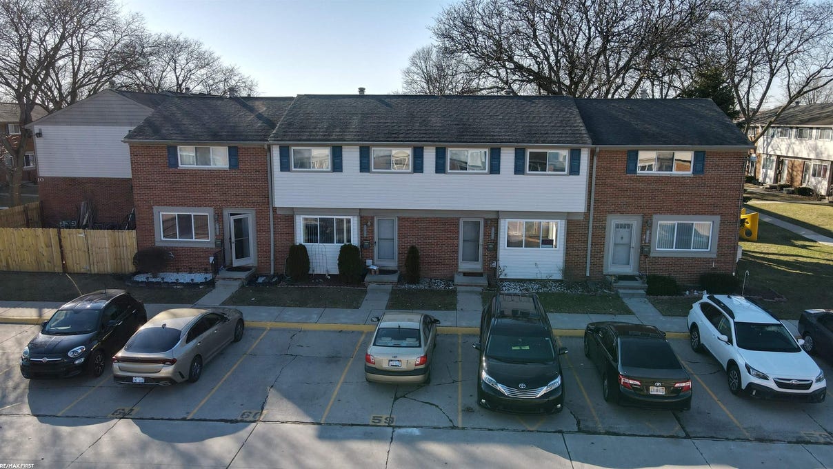 25743 Salem St, Roseville, MI 48066 Townhouse for Sale