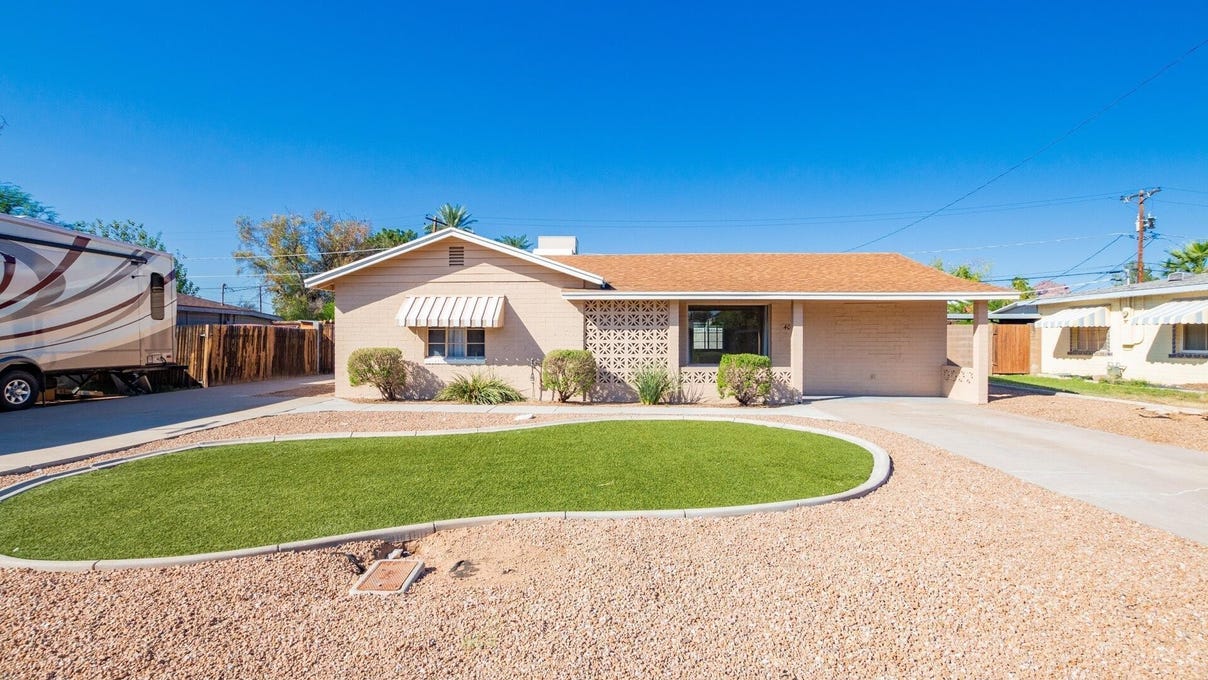 4016 E INDIANOLA Ave  