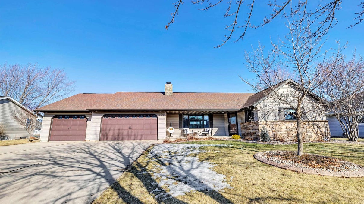 1202 MEADOW VIEW Lane, De Pere, WI 541153800 House for Sale
