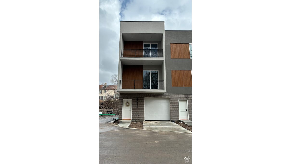 215 E 40TH ST  