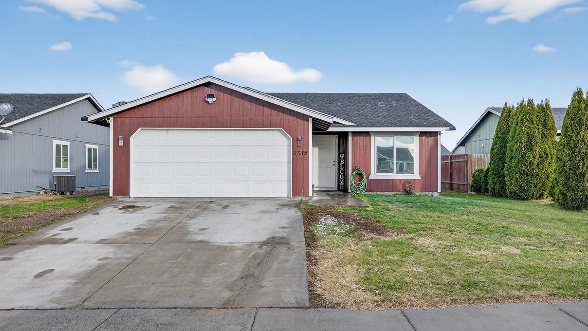 1315 E Gemstone St