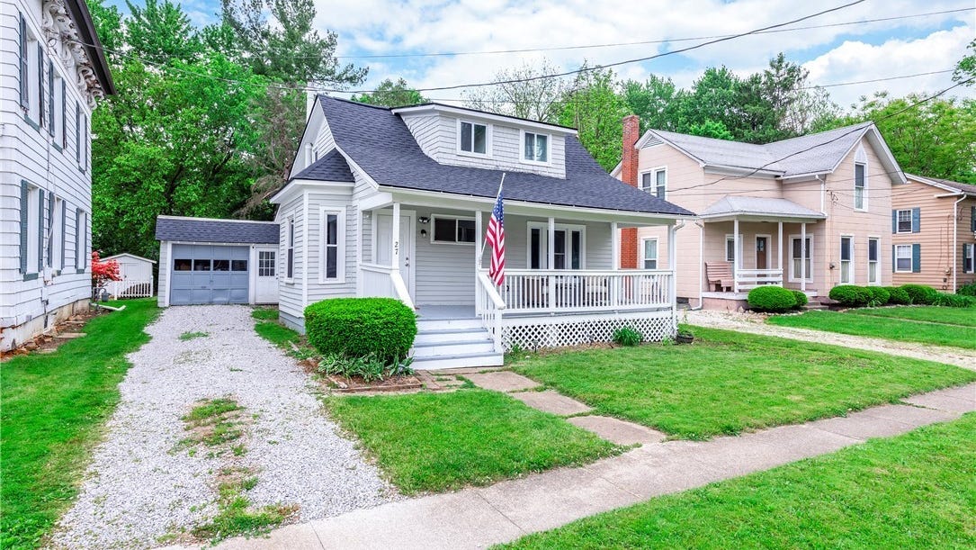 27 E Main St  