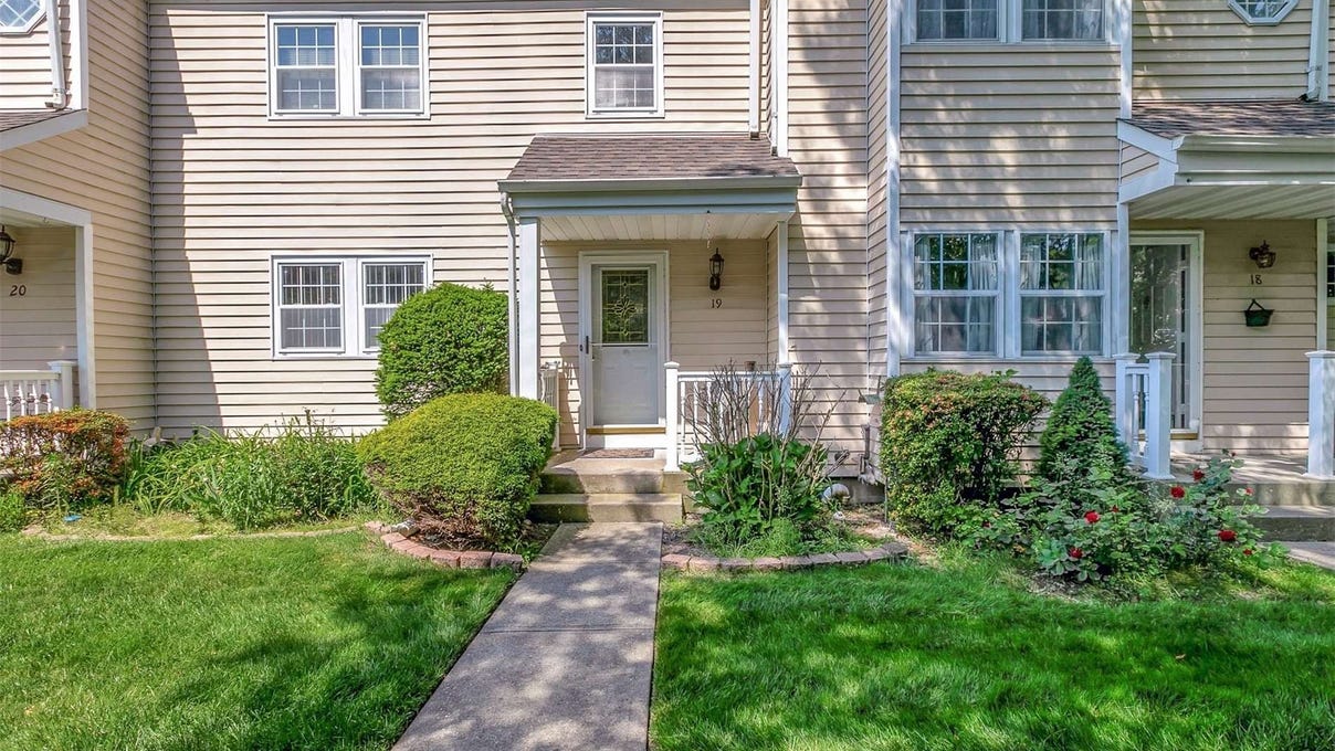 19 HUNTINGTON CMNS  