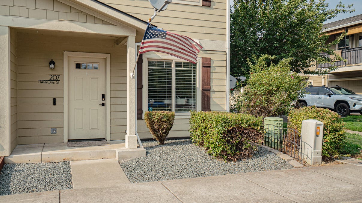 207 Madrone St  