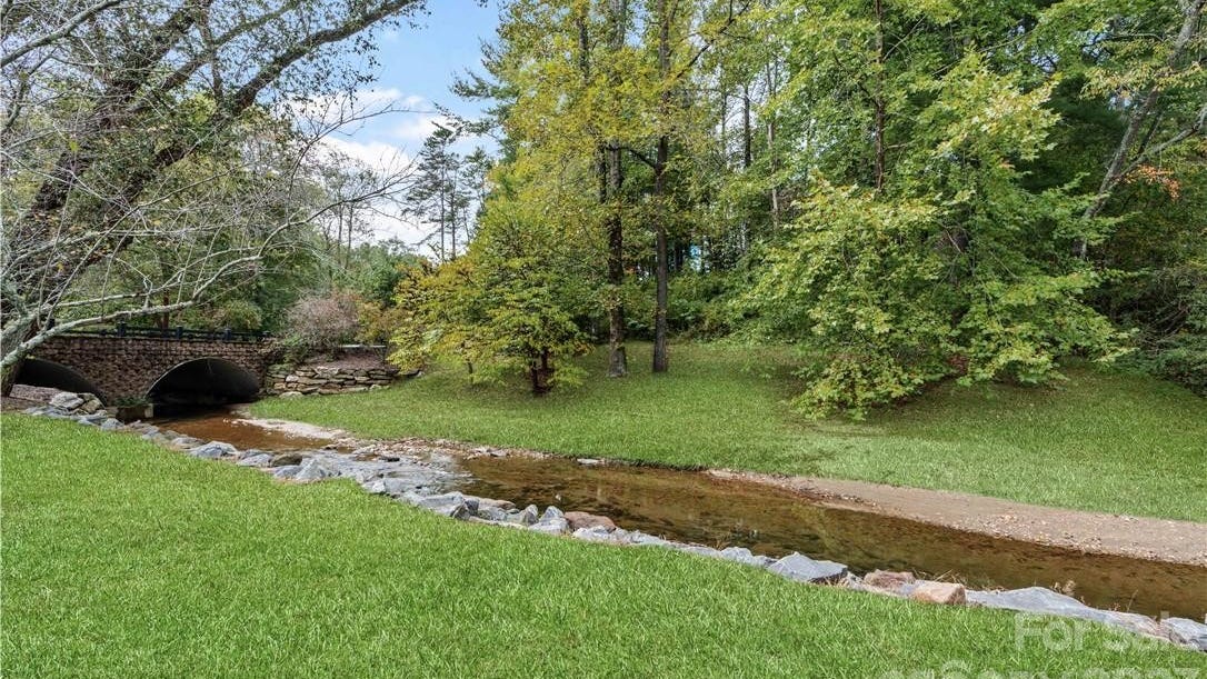 15 Bridgewater Dr  