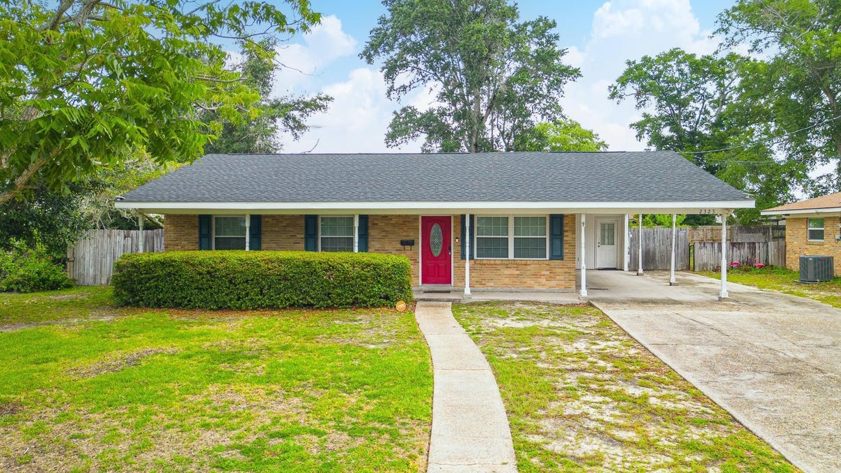 2323 Middlecoff Dr  