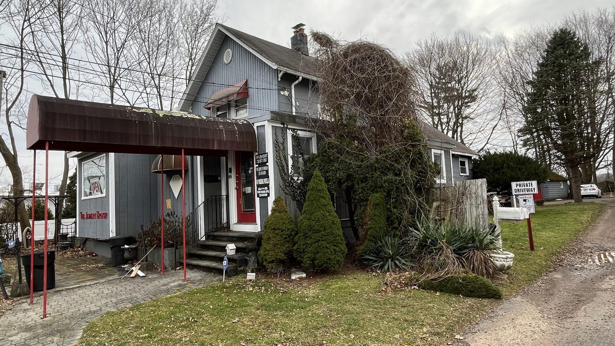 115 MONMOUTH RD  