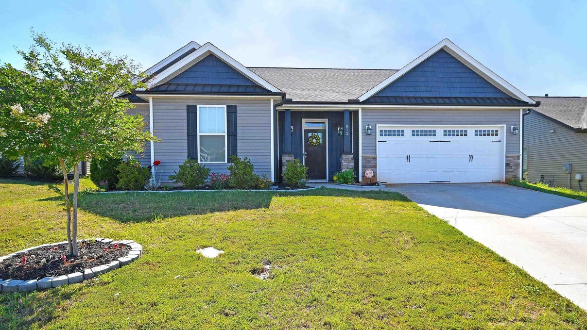 812 Castlewood Ln  