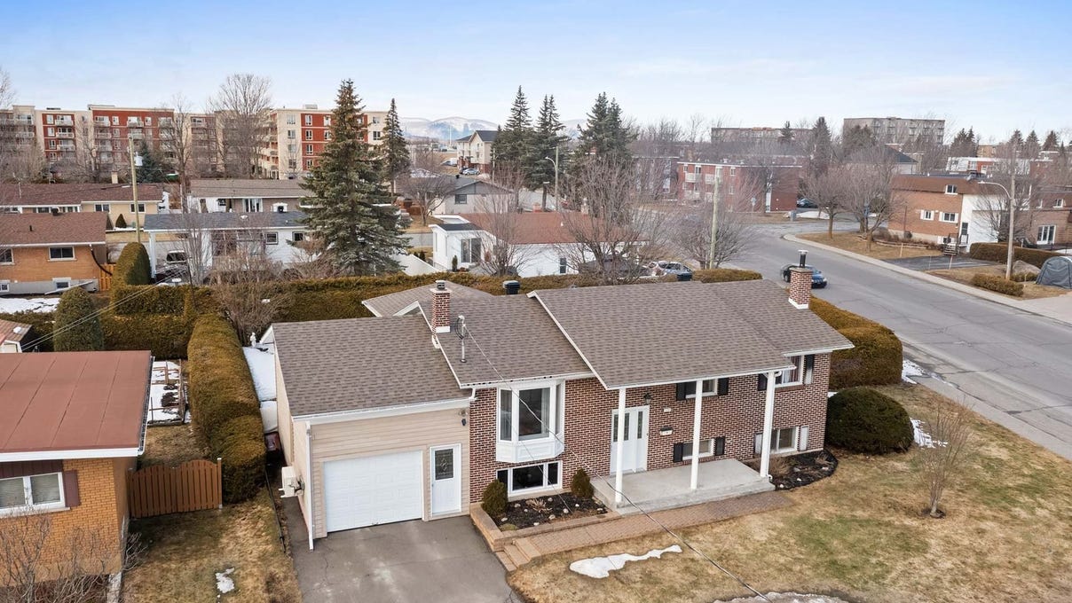 128 Rue Moreau, Granby, QC J2G6M7, CA, Granby, Québec House for Sale