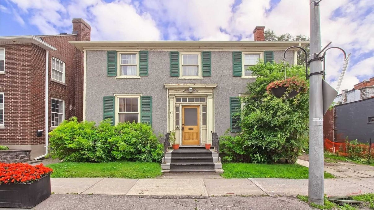 17 Wellington St E  