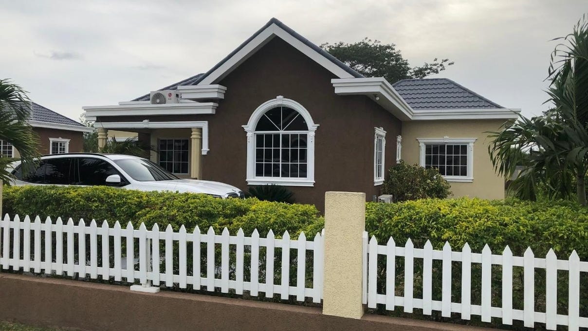 Santa Cruz, St. Elizabeth Parish, Address available on request House