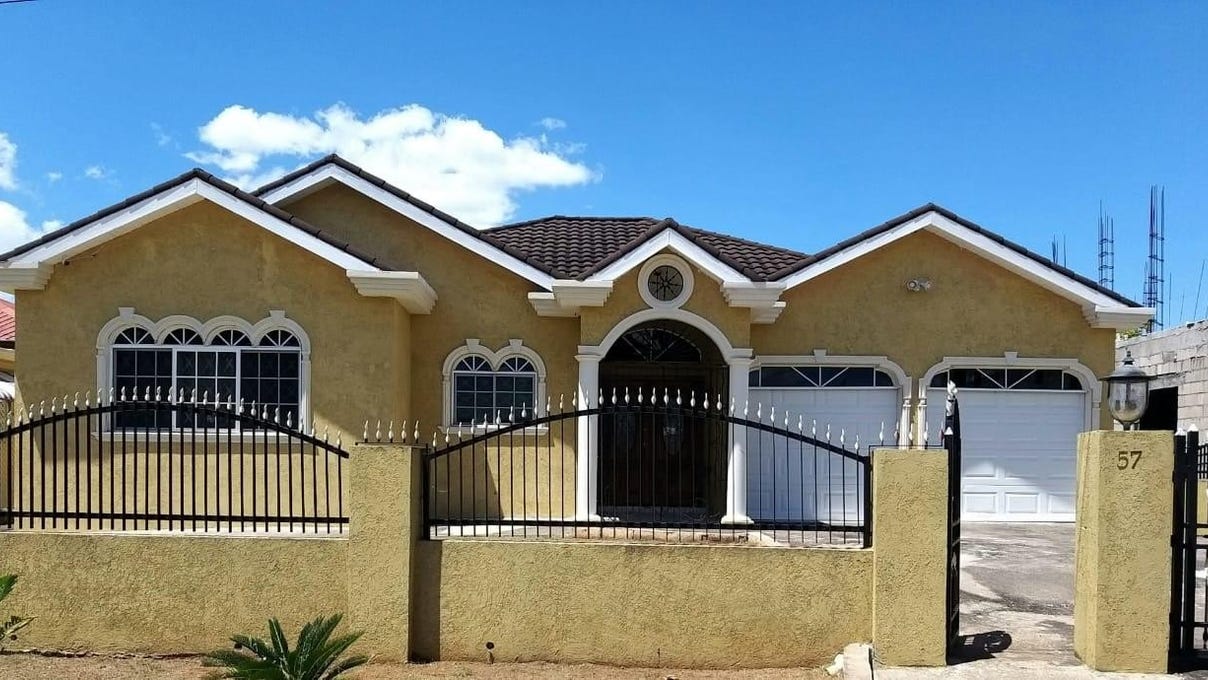 Santa Cruz, St. Elizabeth Parish, Address available on request House