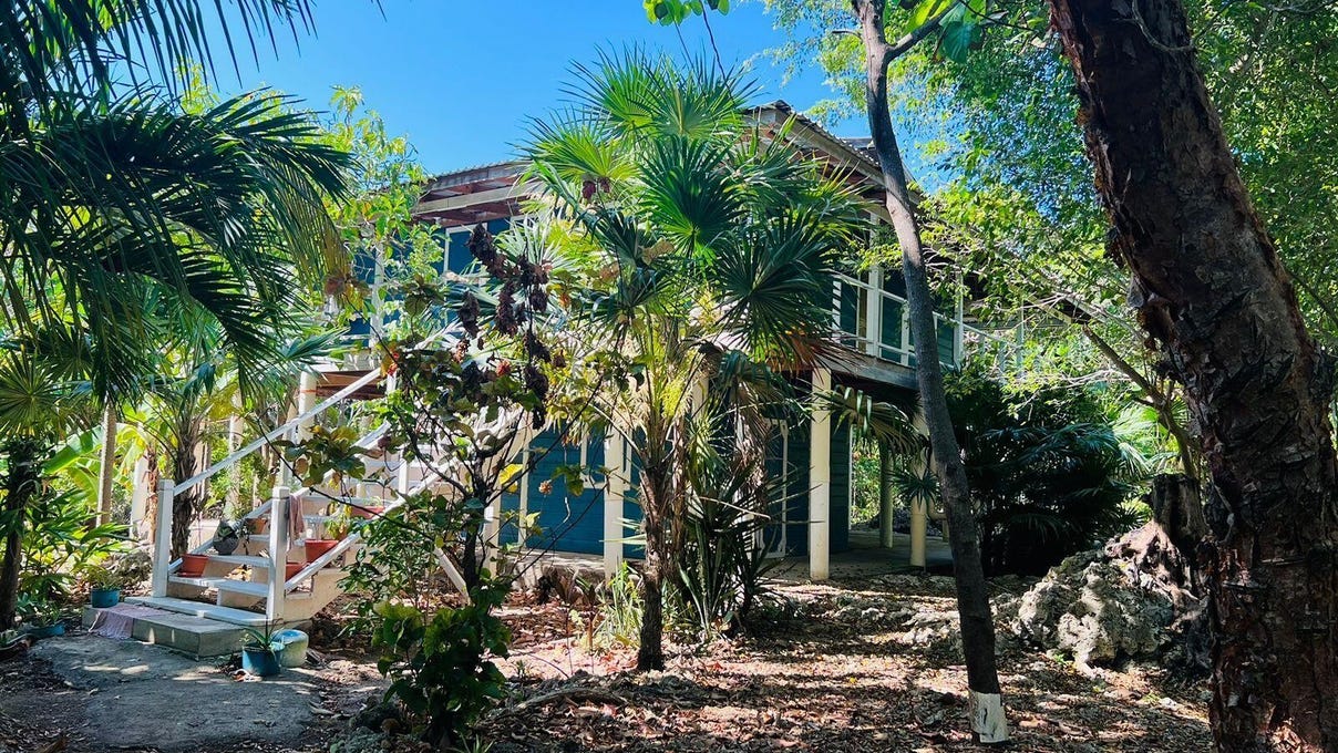 Pumpkin Hill, Utila, Bay Islands Department House for Sale